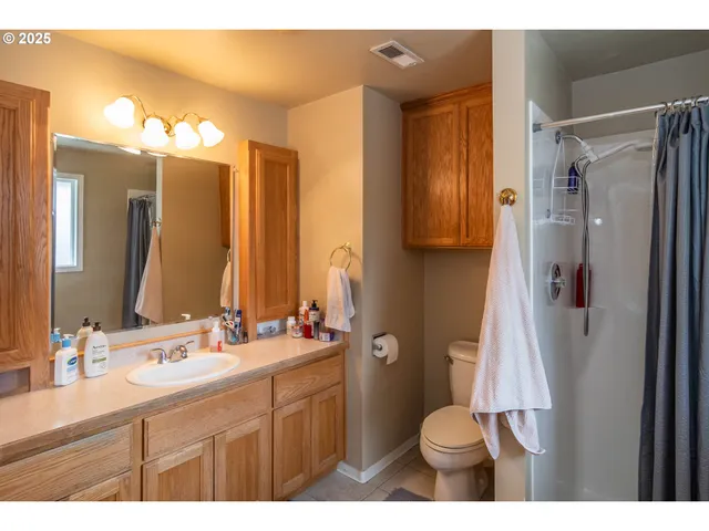 $399,000 | 962 Northwest Keasey Street, Roseburg, OR 97471