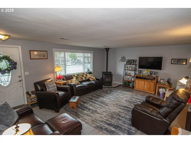 $399,000 | 962 Northwest Keasey Street, Roseburg, OR 97471