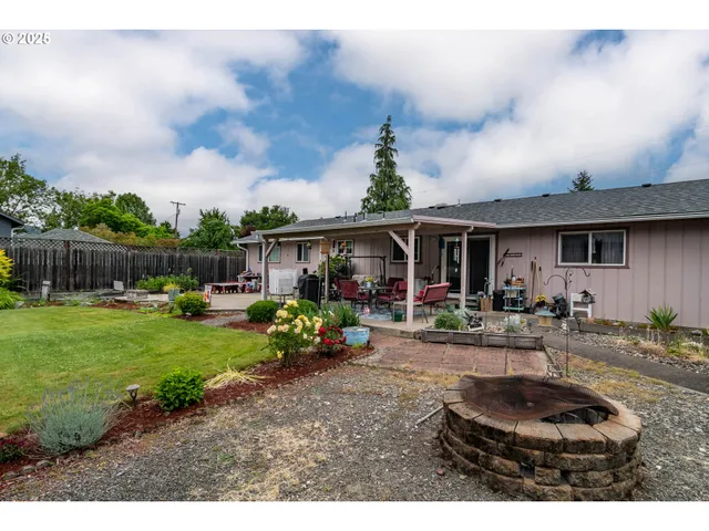 $399,000 | 962 Northwest Keasey Street, Roseburg, OR 97471