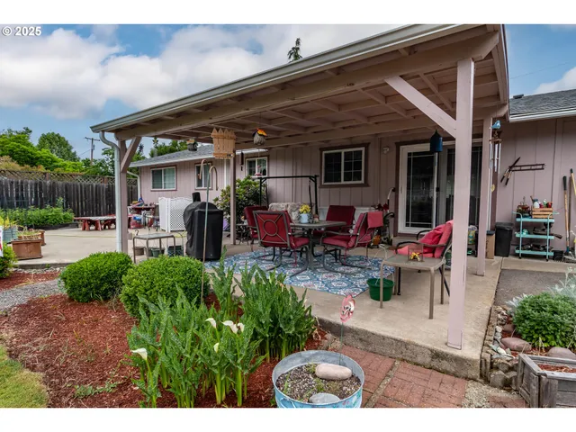 $399,000 | 962 Northwest Keasey Street, Roseburg, OR 97471