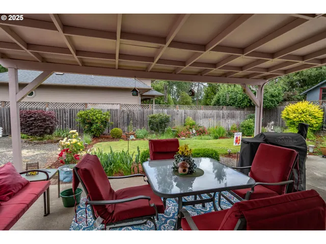 $399,000 | 962 Northwest Keasey Street, Roseburg, OR 97471