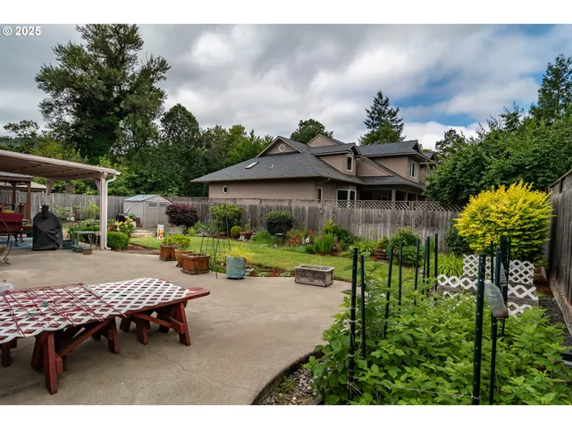 $399,000 | 962 Northwest Keasey Street, Roseburg, OR 97471