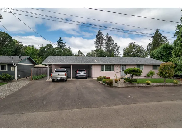 $385,000 | 962 Northwest Keasey Street, Roseburg, OR 97471