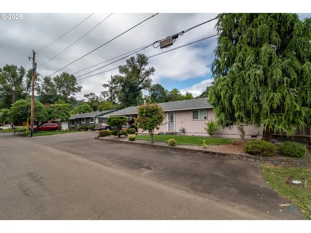 $399,000 | 962 Northwest Keasey Street, Roseburg, OR 97471