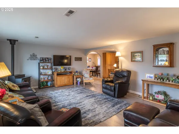 $385,000 | 962 Northwest Keasey Street, Roseburg, OR 97471