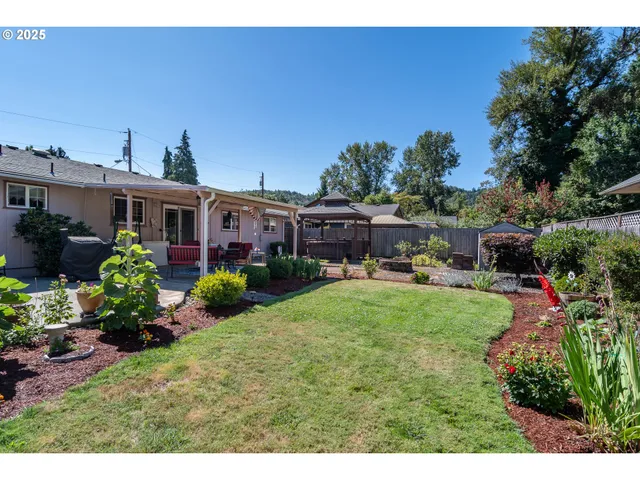 $399,000 | 962 Northwest Keasey Street, Roseburg, OR 97471