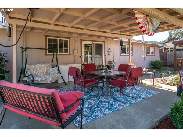 $385,000 | 962 Northwest Keasey Street, Roseburg, OR 97471