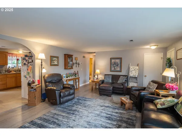 $385,000 | 962 Northwest Keasey Street, Roseburg, OR 97471