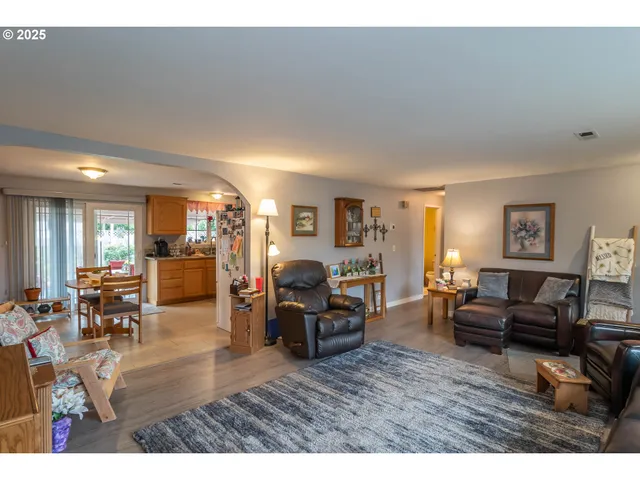 $399,000 | 962 Northwest Keasey Street, Roseburg, OR 97471