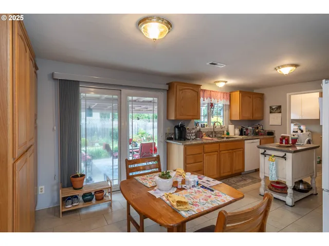 $399,000 | 962 Northwest Keasey Street, Roseburg, OR 97471