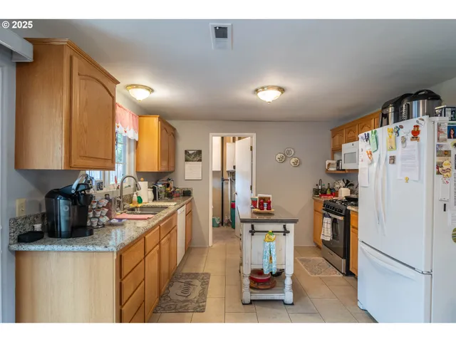 $399,000 | 962 Northwest Keasey Street, Roseburg, OR 97471