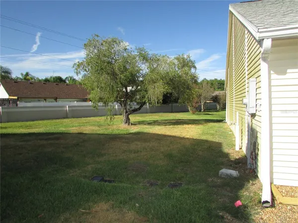 a view of back yard of the house