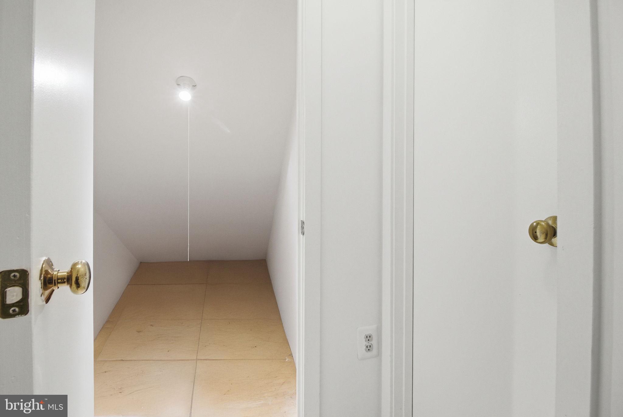 10995 Thrush Ridge Road Reston, VA 20191 - Photo 12 of 30 a view of room with shower