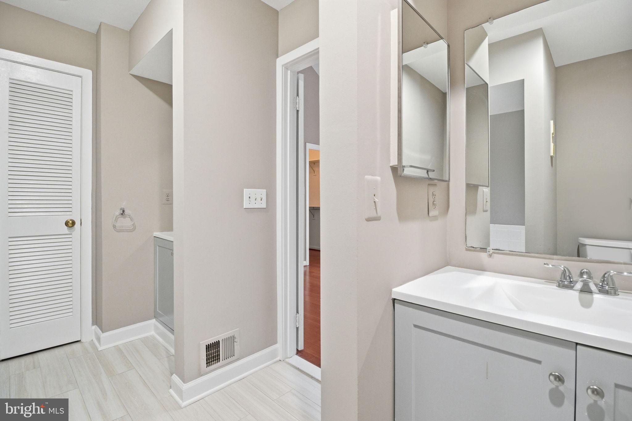 10995 Thrush Ridge Road Reston, VA 20191 - Photo 24 of 30 a bathroom with a sink and a mirror