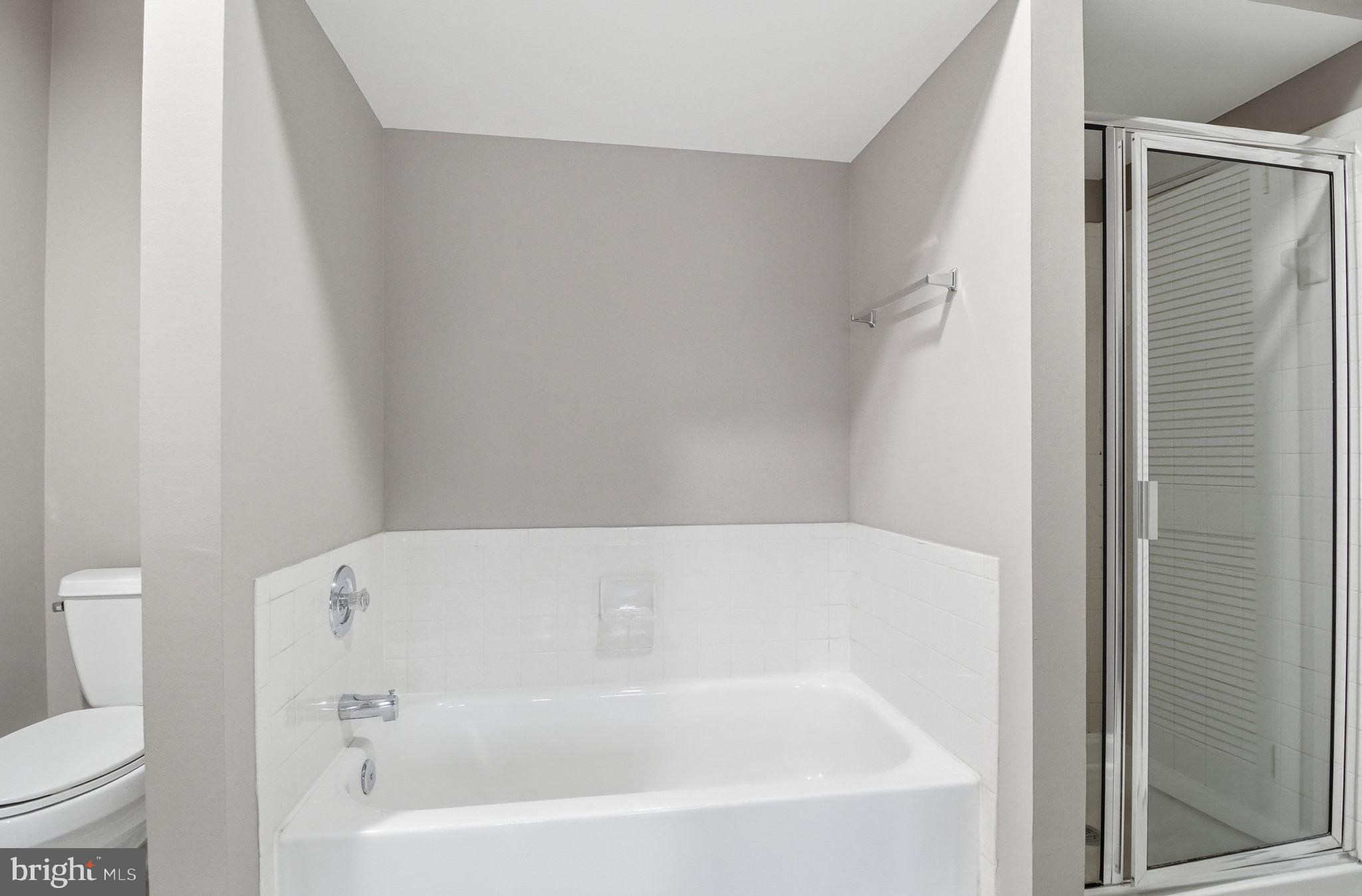 10995 Thrush Ridge Road Reston, VA 20191 - Photo 25 of 30 a bathroom with a bathtub