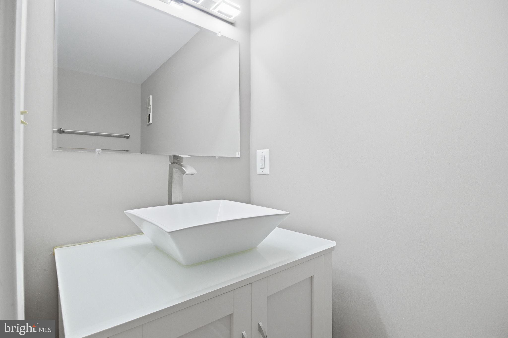 10995 Thrush Ridge Road Reston, VA 20191 - Photo 10 of 30 a bathroom with a sink a light fixture and a toilet
