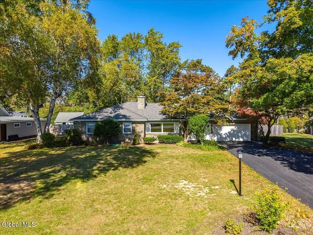 $640,000 | 10 Willo Lane, Colonie, NY 12211