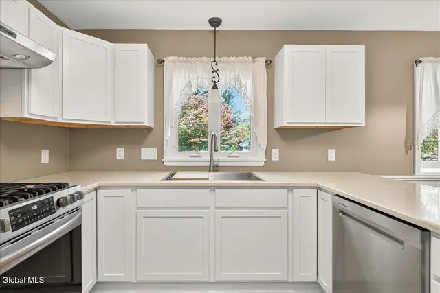 $640,000 | 10 Willo Lane, Colonie, NY 12211