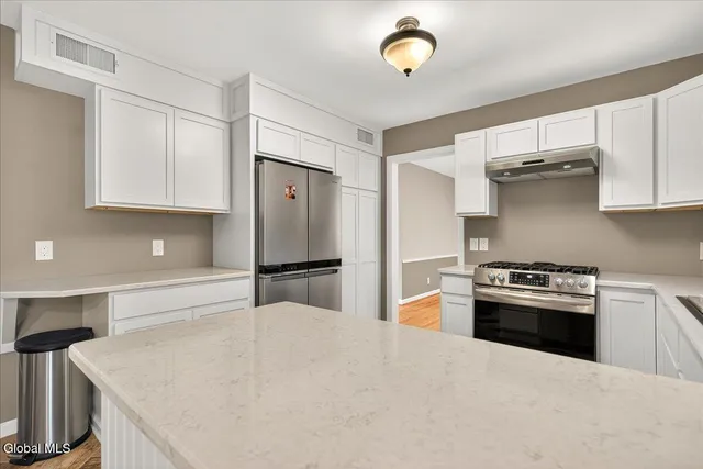 $640,000 | 10 Willo Lane, Colonie, NY 12211