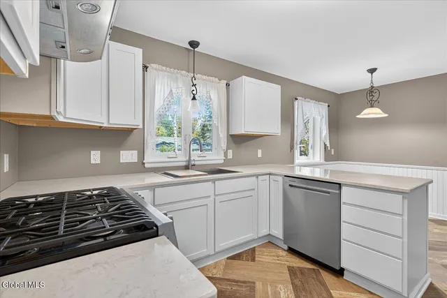 $640,000 | 10 Willo Lane, Colonie, NY 12211