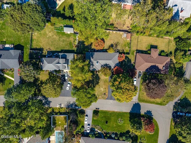 $640,000 | 10 Willo Lane, Colonie, NY 12211