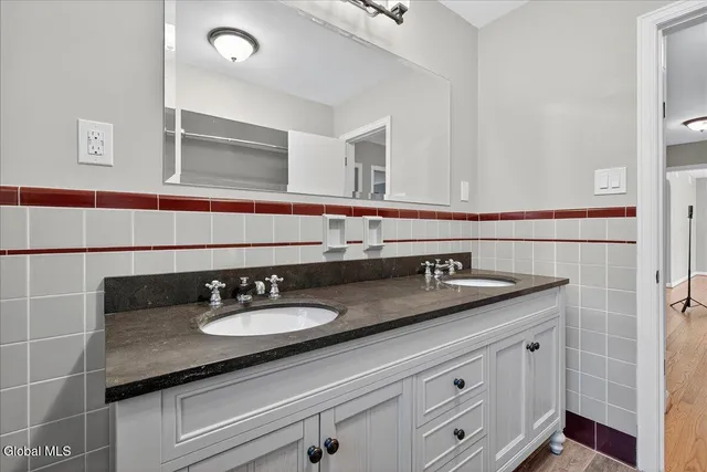 $640,000 | 10 Willo Lane, Colonie, NY 12211