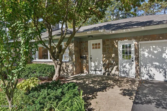 $640,000 | 10 Willo Lane, Colonie, NY 12211