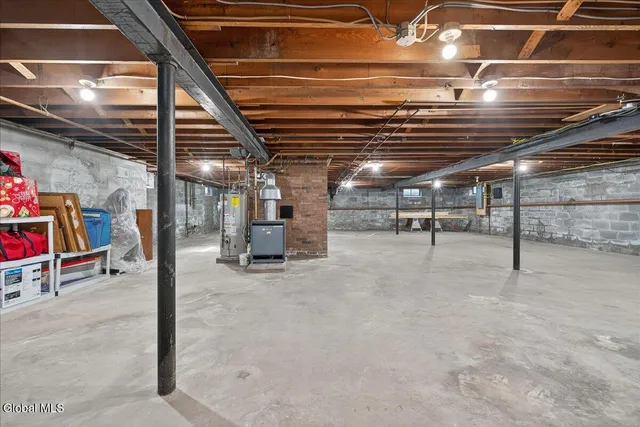 $640,000 | 10 Willo Lane, Colonie, NY 12211