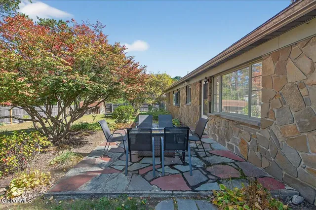 $640,000 | 10 Willo Lane, Colonie, NY 12211