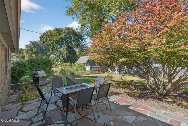 $640,000 | 10 Willo Lane, Colonie, NY 12211