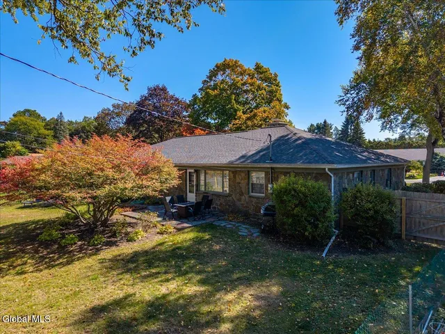 $640,000 | 10 Willo Lane, Colonie, NY 12211