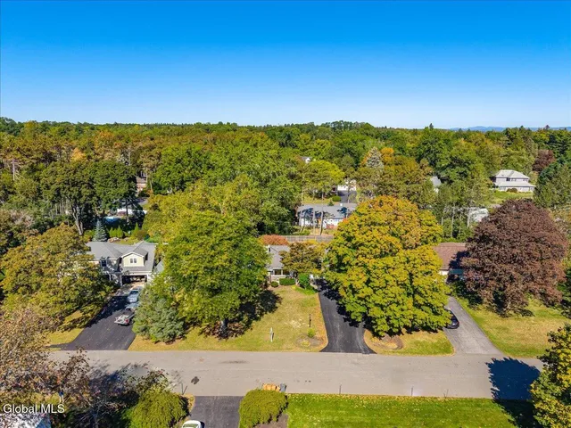 $640,000 | 10 Willo Lane, Colonie, NY 12211