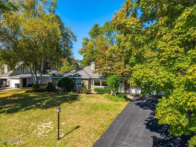 $640,000 | 10 Willo Lane, Colonie, NY 12211