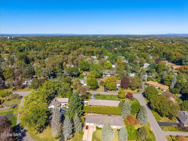 $640,000 | 10 Willo Lane, Colonie, NY 12211