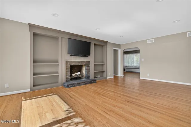 $640,000 | 10 Willo Lane, Colonie, NY 12211