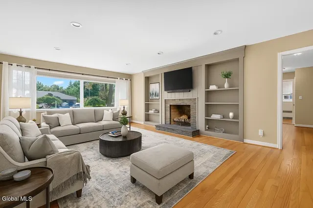 $640,000 | 10 Willo Lane, Colonie, NY 12211