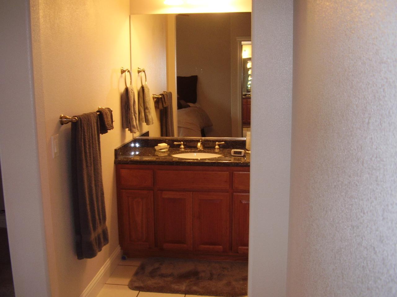 16400 Lower Springs Road Redding, CA 96001 - Photo 21 of 34 Jack & Jill bath between bedroom 1 & 2