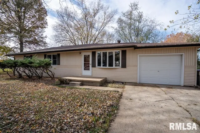 $230,000 | 1401 South Thomas Street, Carterville, IL 62918