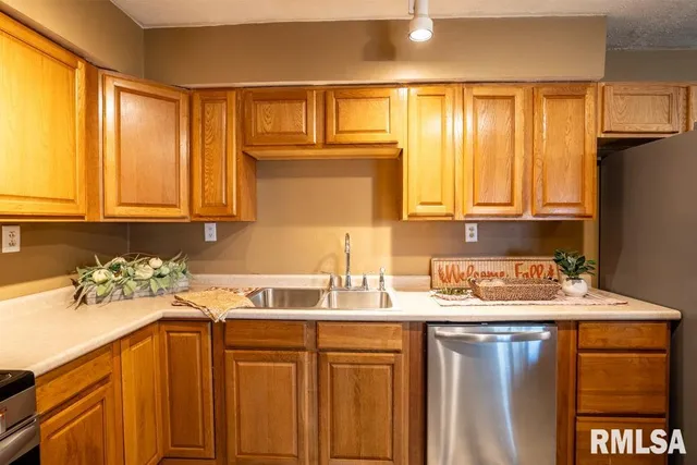 $230,000 | 1401 South Thomas Street, Carterville, IL 62918