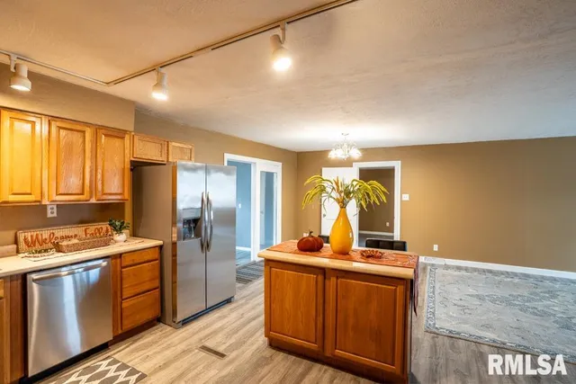 $230,000 | 1401 South Thomas Street, Carterville, IL 62918