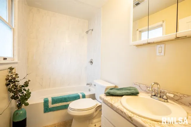 $230,000 | 1401 South Thomas Street, Carterville, IL 62918