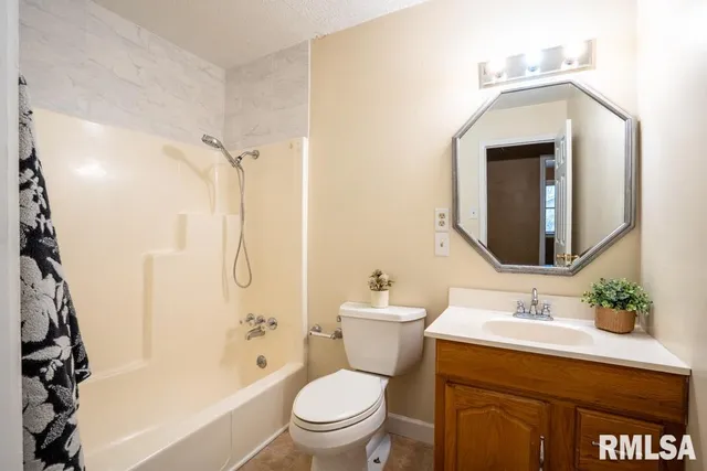 $230,000 | 1401 South Thomas Street, Carterville, IL 62918