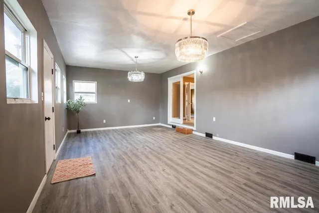 $230,000 | 1401 South Thomas Street, Carterville, IL 62918