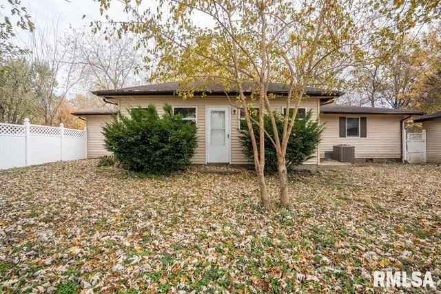 $230,000 | 1401 South Thomas Street, Carterville, IL 62918