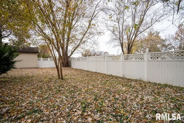 $230,000 | 1401 South Thomas Street, Carterville, IL 62918