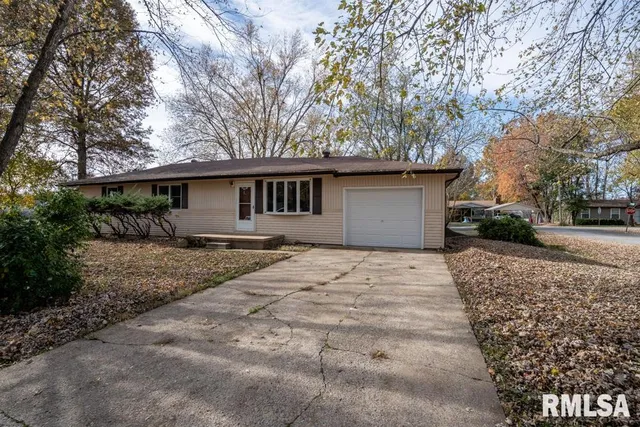 $230,000 | 1401 South Thomas Street, Carterville, IL 62918