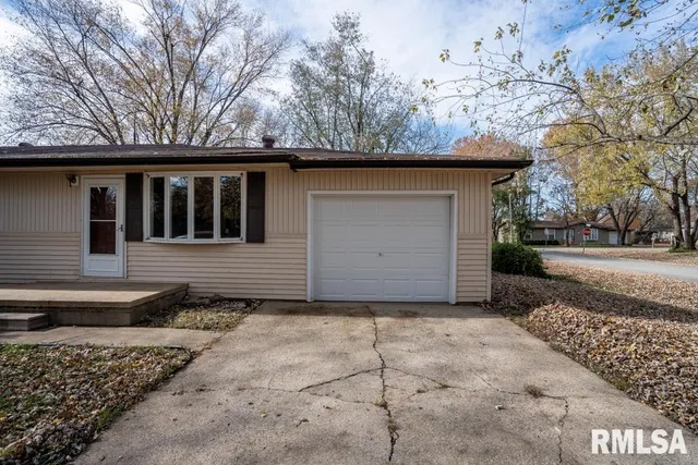 $230,000 | 1401 South Thomas Street, Carterville, IL 62918