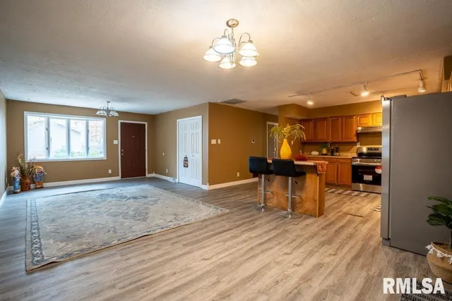 $230,000 | 1401 South Thomas Street, Carterville, IL 62918