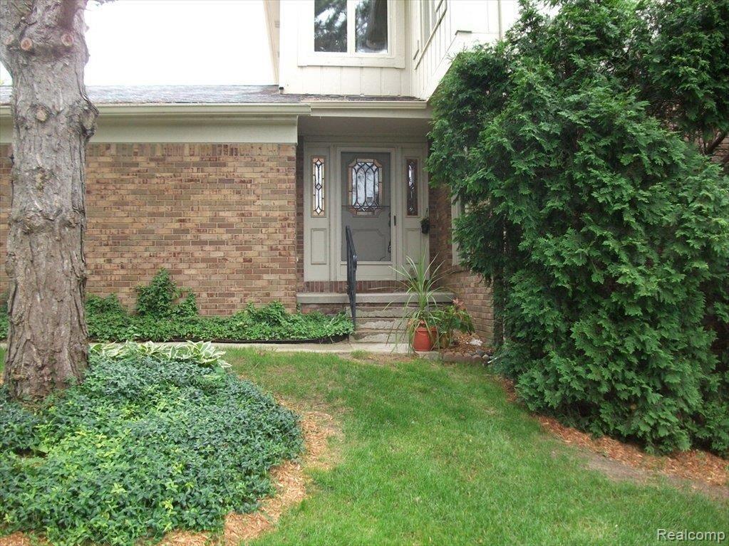 921 Golfview Court Rochester, MI 48307 - Photo 1 of 25 821 Golfview Ct. - End Unit