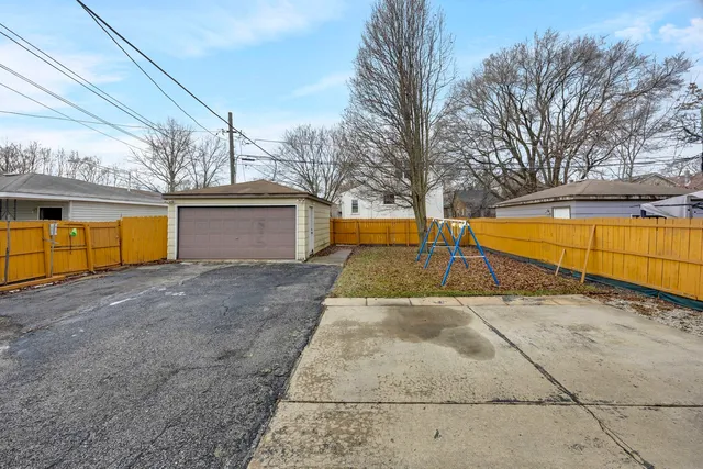 a view of a yard with a house